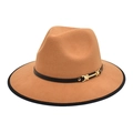 Chapeau fedora en laine camel avec bordure noire et boucle dorée sur fond blanc - M (56-58cm) / Camel