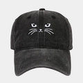Dettaglio del ricamo a gatto bianco su cappello da baseball in cotone lavato vintage - Regolabile / Nero