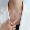 Halskette mit Fischschwanz- und Rundanhänger aus 18k Gold mit passendem Ringset für Damen - Goldene Fischschwanz-Halskette / Gold