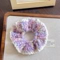 Chouchou en tricot violet fait main avec bords blancs et détails de fils colorés - Crochet à bord volanté / Violet Mélangé