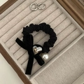 Detalle del coletero de terciopelo negro con cristal de corazón y elegante perla colgante - Corazón Negro