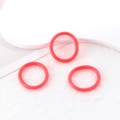 Tre braccialetti in silicone rosa traslucido con glitter su superficie bianca testurizzata - Set di 3 anelli traslucidi rosa (50009 (Anello))