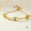 Detalle de pulsera ajustable de ojo turco bañada en oro 18K con circonitas y turquesa - Azul Verde-BR1208-A