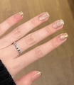 Dettaglio di unghie finte sfumate color oro champagne con fiocchi e linee metalliche - 10 Pezzi Taglia XS (S142) / Eleganza Oro Chiaro