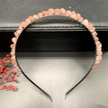 Handgefertigter Haarreif mit rosa Naturkristallen auf einem schmalen dunklen Metallband - Erdbeerquarz + Silberband