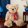 Süßer beiger Teddybär-Plüschtier mit rot-weiß gestricktem Schal auf Holztisch - 25cm / Roter Großer Schneeflocken Hut Stil