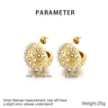 Dettaglio macro di orecchini a semisfera dorata 22mm con perle e finitura in acciaio - Perla Dorata (KE113146-KFC)