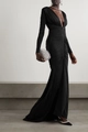 Dettaglio dell'elegante abito nero a maniche lunghe con profondo scollo a V e drappeggio - Nero