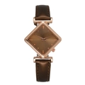 Vue macro du boîtier losange or rose avec cadran soleil brun et bracelet en cuir - Marron