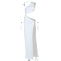 Detalle del vestido blanco asimétrico con corte en la cintura y anillo metálico - XS / Blanco