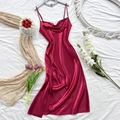 Burgunderrotes Satin-Unterkleid mit Wasserfall-Ausschnitt und Seitenschlitz auf Stoff - S / Rot