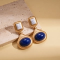 Gros plan de boucles d'oreilles vintage en or avec marbre et résine bleue poire - Style Marbre Bleu Foncé / Bleu foncé avec tige en argent