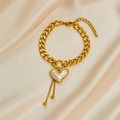Bracciale a catena dorata esagerata con pendente a cuore di perla bianca e nappine - Bracciale A Catena Con Perle A Cuore