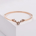 Bracciale rigido corna di cervo oro rosa con pietra di proiezione su sfondo bianco - Oro rosa