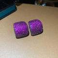 Macro dei dettagli degli orecchini a perno quadrati con zirconi viola e pavé di gemme - Stile a C / Canna di Fucile-Rosa Rosso