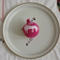Bola de Navidad de punto rosa con diseño animal blanco sobre un plato de cerámica blanca - Bola de peluche de 5 cm 03 (1 unidad)