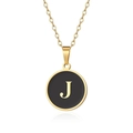 Macro di una collana dorata con ciondolo rotondo nero e lettera J in metallo lucido - Oro Lettera-J