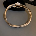 Detail der mehrsträngigen, gedrehten Schlangenkette in Gold, Silber und schwarzem Metallfinish - Zweifarbig Gold Silber