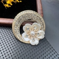 Broche couronne de fleurs dorée élégante avec strass en cristal et accent de perle - BZ047 Couronne de Nacre