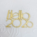 Mirror Gold Acryl Hello 2026 Kuchendeckel Detail auf elegantem weißem strukturiertem Grund - Hello 2026 Gold / Breite ca. 9CM