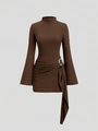 Dettaglio della fibbia metallica laterale e del nastro drappeggiato sull'abito - S / caffè