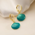 Orecchini a conchiglia placcati oro 18K con smalto verde acqua su sfondo di seta fine - Verde petrolio
