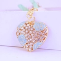 Porte-clés cœur doré avec rose en émail bleu et strass brillants sur fond lilas - Bleu