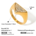 Dettaglio anello triangolare dorato in acciaio inossidabile con zirconi e dimensioni - Anello con Zirconi Micro-Pavè a Triangolo Rovesciato (JDR2405019-7)