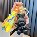 Süßer gewebter Harz Hase Schlüsselanhänger mit schwarzem Band und gelbem Gurt für Taschen. - Schwarz