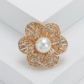 Spilla a fiore traforata vintage con petali dorati, perla grande e cristalli - Oro