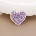 Vista macro di ciondolo a cuore argento con cristalli viola per scarpe e decorazioni fai da te - Cuore di Strass (Base Argento Viola)
