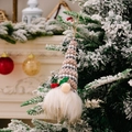 Gnomo di Natale in maglia beige e marrone con bacche rosse su un albero innevato - Stile C (Cappello con Motivo Beige Marrone)