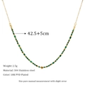 Dettaglio della collana di perline malachite con ciondolo a stella in acciaio dorato - Collana con Pendente a Stella in Perline a Tubo Oro e Verde (MSNK0138)