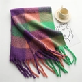 Détail d'une écharpe à carreaux arc-en-ciel avec de larges franges et texture tricot - Violet Orange Vert