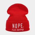 Détail du bonnet rouge en maille avec broderie blanche NOPE not today revers - Rouge
