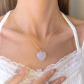 Gouden slangenketting met opaal hartvormige hanger omwikkeld met verfijnd gouddraad - Barbie Stijl KC Goud Wit A-344