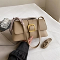 Sac sous le bras kaki en cuir grainé avec anneau en D doré et poignée en foulard - Kaki