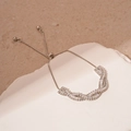 Detalle de la pulsera plateada ajustable con filas trenzadas de circonitas brillantes - Estilo de Circón de Torsión / Plateado