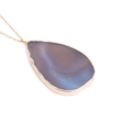 Détail d'un pendentif en agate violette avec bord doré sur une fine chaîne en or - Agate violette (Chaîne en or)