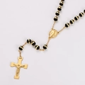 Detalle del collar de rosario dorado con cuentas negras, medalla de María y crucifijo - Cuentas de 11.5mm / Oro-Cuentas Negras
