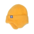 Nahaufnahme der gelben Plüschstrickmütze mit Ohrenschutz und blauem Schneeflockenetikett - M (56-58cm) / Gelb
