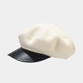 Dettaglio del berretto newsboy in lana con visiera in pelle nera e tessuto crema - Taglia unica / Bianco