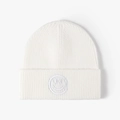 Weiße Rippstrick-Beanie mit minimalistischem weißem Smiley-Stickerei-Aufnäher - Einheitsgröße / Creme