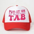 Κόκκινο και λευκό καπέλο trucker με τύπωμα PUT IT ON MY HUSBANDS TAB και δίχτυ - Ένα μέγεθος / Κόκκινο
