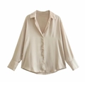 Détails de la texture satinée et du col boutonné sur cette chemise champagne - Khaki