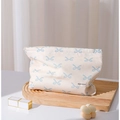 Beauty case in cotone beige con motivi a fiocco azzurro su vassoio in legno - Fiocco Blu
