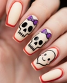 Dettaglio macro di unghie Halloween con teschi carini, fiocchi viola e piccoli fantasmi - Stile Teschio Fantasma con Fiocco Viola (AW470) / Set da 24 Pezzi (Include Colla Jelly + Lima)