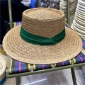 Flacher Strohhut mit breiter Krempe und grünem Band in natürlichem Camel-Ton - Khaki Hut Mit Grünem Band