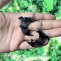 Gothic-Ohrringe mit schwarzem Acryl-Fledermaus und Mondsichel mit Glitzereffekt - Schwarz