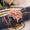 Rond de serviette fleur or rose avec pétales ajourés et détail en cristal brillant - Or rose